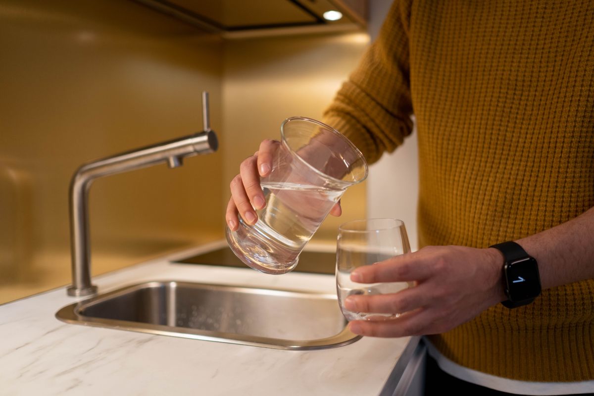 Rent drikkevann helles i glass